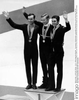 Olympische Winterspiele in Grenoble, Siegerehrung Eiskunstlauf der Männer: Wolfgang Schwarz (Österreich) gewinnt vor Tim Wood (USA) und Patrick Pera (Frankreich)