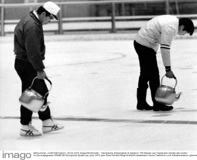Olympische Winterspiele in Sapporo: Mit Wasser aus Teekannen werden die Löcher im Eis ausgegossen