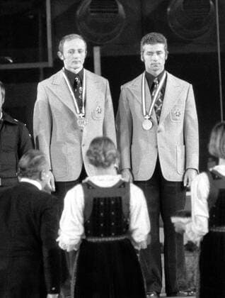 Olympische Winterspiele in Innsbruck, Siegerehrung Zweierbob: Sieger Bernhard Germeshausen (li.) und Meinhard Nehmer (DDR)