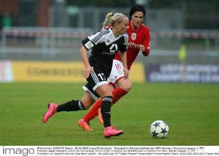 Rückspiel im Sechzehntelfinale der UEFA Women s Champions League: 1. FFC Frankfurt gegen Standard Lüttich am Donnerstag (15.10.2015) im Stadion am Brentanobad in Frankfurt am Main. Mandy Islacker (1. FFC Frankfurt) vor Cecile De Gernier (Standard Lüttich).