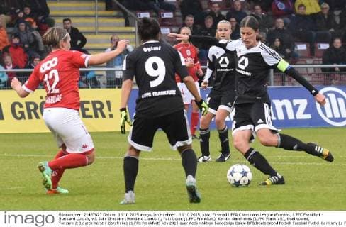 15.10.2015, xblx, Fussball UEFA Champions League Womans, 1.FFC Frankfurt - Standard Lüttich, v.l. Julie Gregoire (Standard Luettich), Yuki Ogimi (1.FFC Frankfurt), Kerstin Garefrekes (1.FFC Frankfurt), Goal scored, Tor zum 2:0 durch Kerstin Garefrekes (1.FFC Frankfurt)