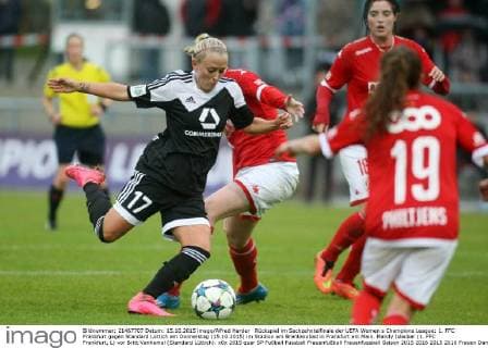 Rückspiel im Sechzehntelfinale der UEFA Women s Champions League: 1. FFC Frankfurt gegen Standard Lüttich am Donnerstag (15.10.2015) im Stadion am Brentanobad in Frankfurt am Main. Mandy Islacker (1. FFC Frankfurt, L) vor Britt Vanhamel (Standard Lüttich).