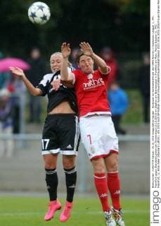 Rückspiel im Sechzehntelfinale der UEFA Women s Champions League: 1. FFC Frankfurt gegen Standard Lüttich am Donnerstag (15.10.2015) im Stadion am Brentanobad in Frankfurt am Main. Mandy Islacker (1. FFC Frankfurt, L), Aline Zeler (Standard Lüttich).