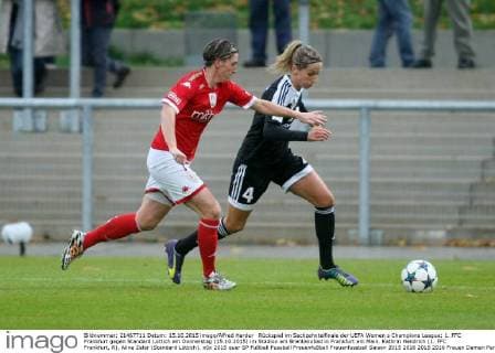 Rückspiel im Sechzehntelfinale der UEFA Women s Champions League: 1. FFC Frankfurt gegen Standard Lüttich am Donnerstag (15.10.2015) im Stadion am Brentanobad in Frankfurt am Main. Kathrin Hendrich (1. FFC Frankfurt, R), Aline Zeler (Standard Lüttich).