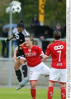 Rückspiel im Sechzehntelfinale der UEFA Women s Champions League: 1. FFC Frankfurt gegen Standard Lüttich am Donnerstag (15.10.2015) im Stadion am Brentanobad in Frankfurt am Main. Yuki Ogimi (1. FFC Frankfurt, L), Julie Gregoire (Standard Lüttich).