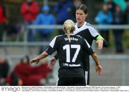 Rückspiel im Sechzehntelfinale der UEFA Women s Champions League: 1. FFC Frankfurt gegen Standard Lüttich am Donnerstag (15.10.2015) im Stadion am Brentanobad in Frankfurt am Main. Jubel nach 2:0 durch Kerstin Garefrekes (1. FFC Frankfurt, hinten), vorne Mandy Islacker (1. FFC Frankfurt).