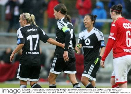 Rückspiel im Sechzehntelfinale der UEFA Women s Champions League: 1. FFC Frankfurt gegen Standard Lüttich am Donnerstag (15.10.2015) im Stadion am Brentanobad in Frankfurt am Main. Jubel nach 2:0 durch Kerstin Garefrekes (1. FFC Frankfurt, Mitte), links Mandy Islacker (1. FFC Frankfurt).