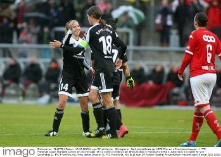 Rückspiel im Sechzehntelfinale der UEFA Women s Champions League: 1. FFC Frankfurt gegen Standard Lüttich am Donnerstag (15.10.2015) im Stadion am Brentanobad in Frankfurt am Main. Jubel nach 2:0 durch Kerstin Garefrekes (1. FFC Frankfurt, re), links Jackie Groenen (1. FFC Frankfurt).