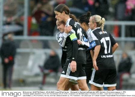 Rückspiel im Sechzehntelfinale der UEFA Women s Champions League: 1. FFC Frankfurt gegen Standard Lüttich am Donnerstag (15.10.2015) im Stadion am Brentanobad in Frankfurt am Main. Jubel nach 2:0 durch Kerstin Garefrekes (1. FFC Frankfurt, vorne), dahinter Jackie Groenen (1. FFC Frankfurt).