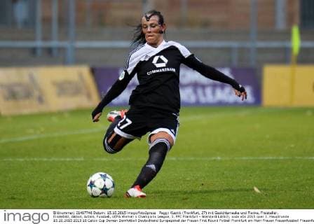 Peggy Kuznik (Frankfurt, 27) mit Gesichtsmaske und Flanke, Freisteller, Einzelbild, Aktion, Action, Fussball, UEFA Women s Champions League, 1. FFC Frankfurt - Standard Lüttich, xozx