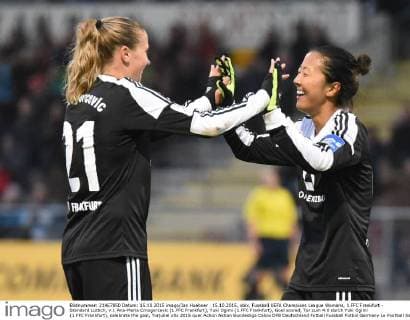15.10.2015, xblx, Fussball UEFA Champions League Womans, 1.FFC Frankfurt - Standard Lüttich, v.l. Ana-Maria Crnogorcevic (1.FFC Frankfurt), Yuki Ogimi (1.FFC Frankfurt), Goal scored, Tor zum 4:0 durch Yuki Ogimi (1.FFC Frankfurt), celebrate the goal, Torjubel