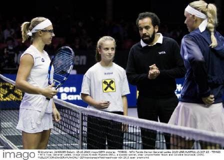 TENNIS - WTA Tennis Damen Generali Ladies 2015 LINZ,AUSTRIA,15.OCT.15 - TENNIS - WTA Tour, Generali Ladies. Image shows Kirsten Flipkens (BEL), a contest winner, chair umpire Kader Nouni and Caroline Wozniacki (DEN). GEPAxpictures xMatthiasxHauer