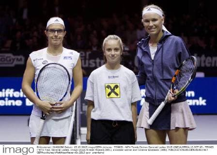 TENNIS - WTA Tennis Damen Generali Ladies 2015 LINZ,AUSTRIA,15.OCT.15 - TENNIS - WTA Tour, Generali Ladies. Image shows Kirsten Flipkens (BEL), a contest winner and Caroline Wozniacki (DEN). GEPAxpictures xMatthiasxHauer