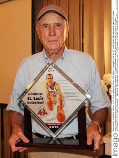 Bob Pettit, a member of the old St. Louis Hawks NBA Basketball Herren USA team, holds his award following ceremonies recognizing his as a Legend of St. Louis Basketball by the St. Louis Sports Hall of Fame in St. Louis on October 15, 2015. Pettit, who spent 11 years with the Milwaukee and St. Louis Hawks was the first player in the NBA to top 20,000 points and remains the only player in the NBA (1958) to score 50 points in an NBA playoff game.  SLP2015101502 BILLxGREENBLATT