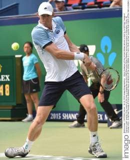 Kevin Anderson of the United States returns a shot to Jo-Wilfried Tsonga of France in their quarter-final match of the men s singles during the 2015 Shanghai Rolex Masters tennis tournament in Shanghai, China, 16 October 2015. Jo-Wilfried Tsonga of France defeated Kevin Anderson of the United States 2-1 (7-6 5-7 6-4) in their quarter-final match of the men s singles during the 2015 Shanghai Rolex Masters tennis tournament in Shanghai, China, 16 October 2015. Jo-Wilfried Tsonga eliminates Kevin Anderson at Shanghai Rolex Masters  20151016_63693