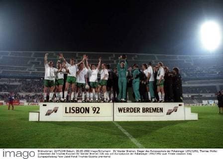 SV Werder Bremen, Sieger des Europapokals der Pokalsieger 1991 1992, Thomas Wolter präsentiert die Trophäe