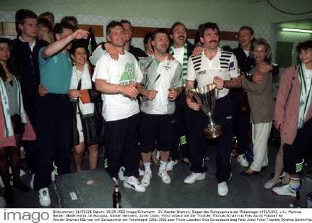 SV Werder Bremen, Sieger des Europapokals der Pokalsieger 1991 1992, v.li.: Marinus Bester, Stefan Kohn, Uli Borowka, Günter Hermann, Jonny Otten, Mirko Votava mit der Trophäe, Thomas Schaaf mit Frau Astrid