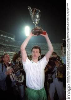 SV Werder Bremen, Sieger des Europapokals der Pokalsieger 1991 1992, Rune Bratseth präsentiert die Trophäe