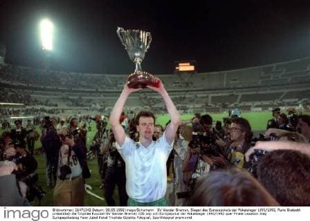 SV Werder Bremen, Sieger des Europapokals der Pokalsieger 1991 1992, Rune Bratseth präsentiert die Trophäe