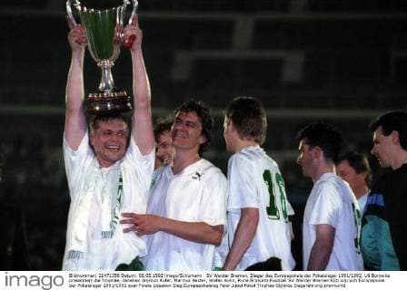 SV Werder Bremen, Sieger des Europapokals der Pokalsieger 1991 1992, Uli Borowka präsentiert die Trophäe, daneben Wynton Rufer, Marinus Bester, Stefan Kohn, Rune Bratseth
