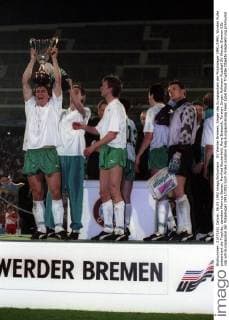SV Werder Bremen, Sieger des Europapokals der Pokalsieger 1991 1992, Wynton Rufer präsentiert die Trophäe, daneben Marinus Bester, Manfred Bockenfeld, Rune Bratseth, Torwart Jürgen Rollmann