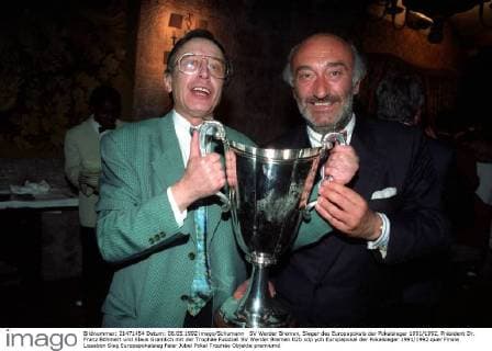 SV Werder Bremen, Sieger des Europapokals der Pokalsieger 1991 1992, Präsident Dr. Franz Böhmert und Klaus Gramlich mit der Trophäe