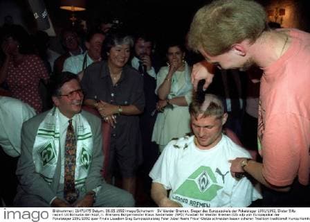 SV Werder Bremen, Sieger des Europapokals der Pokalsieger 1991 1992, Dieter Eilts rasiert Uli Borowka den Kopf, li. Bremens Bürgermeister Klaus Wedemeier (SPD)