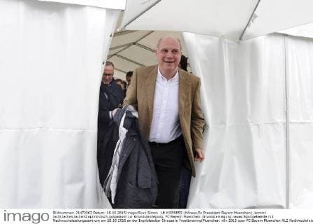 Uli HOENESS (Höness,Ex Praesident Bayern Muenchen) ,kommt lacht,lachen,lachend,optimistisch,gutgelaunt zur Grundsteinlegung. FC Bayern Muenchen: Grundsteinlegung neues Sportgelaende mit Nachwuchsleistungszentrum am 16.10.2015 an der Ingolstaedter Strasse in Froettmaning(Muenchen.