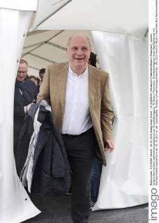Uli HOENESS (Höness,Ex Praesident Bayern Muenchen) ,kommt lacht,lachen,lachend,optimistisch,gutgelaunt zur Grundsteinlegung. FC Bayern Muenchen: Grundsteinlegung neues Sportgelaende mit Nachwuchsleistungszentrum am 16.10.2015 an der Ingolstaedter Strasse in Froettmaning(Muenchen.