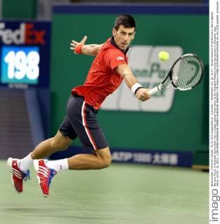 (151016) -- SHANGHAI, Oct. 16, 2015 -- Novak Djokovic of Serbia hits a return against Bernard Tomic of Australia during their men s singles quarter-final match at the Shanghai Masters tennis tournament in Shanghai, east China, on Oct. 16, 2015. ) (SP)CHINA-SHANGHAI-TENNIS-SHANGHAI MASTERS (CN) FanxJun 
