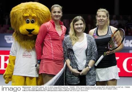 TENNIS - WTA Tennis Damen Generali Ladies 2015 LINZ,AUSTRIA,16.OCT.15 - TENNIS - WTA Tour, Generali Ladies. Image shows mascot Floewi, Margarita Gasparyan (RUS), a contest winner and Anna-Lena Friedsam (GER). GEPAxpictures xMatthiasxHauer