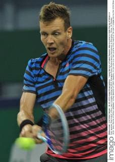 Tomas Berdych of Czech Republic returns a shot to Andy Murray of Britain in their quarter-final match of the men s singles during the 2015 Shanghai Rolex Masters tennis tournament in Shanghai, China, 16 October 2015. Andy Murray of Britain defeated Tomas Berdych of Czech Republic 2-0 (6-1 6-3) in their quarter-final match of the men s singles during the 2015 Shanghai Rolex Masters tennis tournament in Shanghai, China, 16 October 2015. Andy Murray knocks out Tomas Berdych to advance to semi-final at Shanghai Rolex Masters  pbu346335_04