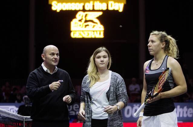 TENNIS - WTA Tennis Damen Generali Ladies 2015 LINZ,AUSTRIA,16.OCT.15 - TENNIS - WTA Tour, Generali Ladies. Image shows chair umpire Gianluca Moscarella, a contest winner and Anna-Lena Friedsam (GER). GEPAxpictures xMatthiasxHauer