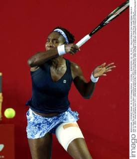 (151016) -- HONG KONG, Oct. 16, 2015 -- Venus Williams of the United States returns a shot to Alize Cornet of France during their quarterfinal match of the WTA Tennis Damen Hong Kong Tennis Open, in Hong Kong, south China, on Oct. 16, 2015. Venus Williams won 2-0. ) (SP)CHINA-HONG KONG-TENNIS-HONG KONG OPEN-WOMEN S SINGLES LoxPingxFai 