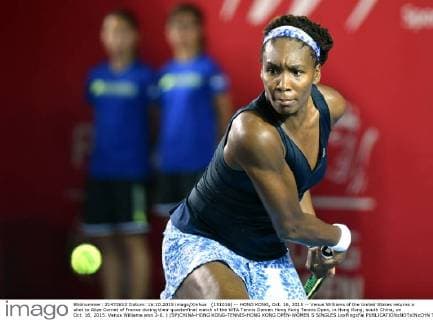 (151016) -- HONG KONG, Oct. 16, 2015 -- Venus Williams of the United States returns a shot to Alize Cornet of France during their quarterfinal match of the WTA Tennis Damen Hong Kong Tennis Open, in Hong Kong, south China, on Oct. 16, 2015. Venus Williams won 2-0. ) (SP)CHINA-HONG KONG-TENNIS-HONG KONG OPEN-WOMEN S SINGLES LoxPingxFai 