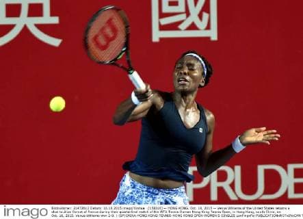 (151016) -- HONG KONG, Oct. 16, 2015 -- Venus Williams of the United States returns a shot to Alize Cornet of France during their quarterfinal match of the WTA Tennis Damen Hong Kong Tennis Open, in Hong Kong, south China, on Oct. 16, 2015. Venus Williams won 2-0. ) (SP)CHINA-HONG KONG-TENNIS-HONG KONG OPEN-WOMEN S SINGLES LoxPingxFai 