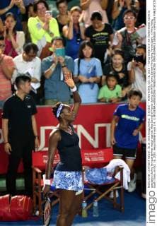 (151016) -- HONG KONG, Oct. 16, 2015 -- Venus Williams of the United States waves to spectators during her quarterfinal match against Alize Cornet of France during the WTA Tennis Damen Hong Kong Tennis Open, in Hong Kong, south China, on Oct. 16, 2015. Venus Williams won 2-0. ) (SP)CHINA-HONG KONG-TENNIS-HONG KONG OPEN-WOMEN S SINGLES LoxPingxFai 