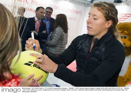 TENNIS - WTA Tennis Damen Generali Ladies 2015 LINZ,AUSTRIA,16.OCT.15 - TENNIS - WTA Tour, Generali Ladies. Image shows Anna-Lena Friedsam (GER) and fans. GEPAxpictures xMatthiasxHauer