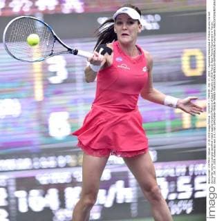 (151017) -- TIANJIN , Oct. 17, 2015 -- Agnieszka Radwanska of Poland returns the ball during her women s singles semifinal match against Karolina Pliskova of Czech Republic at 2015 Tianjin Open Tennis Tournament in Tianjin, China , Oct. 17, 2015. Radwanska won 2-0.) (wll) (SP)CHINA-TIANJIN-TENNIS-TIANJIN OPEN-SINGLES-SEMIFINAL(CN) YuexYuewei 