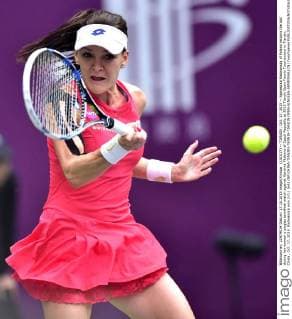 (151017) -- TIANJIN , Oct. 17, 2015 -- Agnieszka Radwanska of Poland returns the ball during her women s singles semifinal match against Karolina Pliskova of Czech Republic at 2015 Tianjin Open Tennis Tournament in Tianjin, China , Oct. 17, 2015. Radwanska won 2-0.) (wll) (SP)CHINA-TIANJIN-TENNIS-TIANJIN OPEN-SINGLES-SEMIFINAL(CN) YuexYuewei 