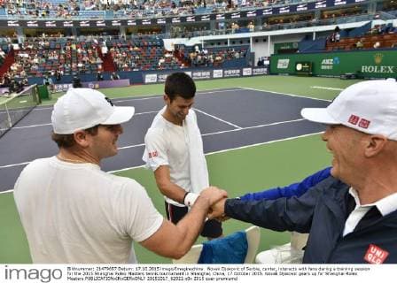 Novak Djokovic of Serbia, center, interacts with fans during a training session for the 2015 Shanghai Rolex Masters tennis tournament in Shanghai, China, 17 October 2015. Novak Djokovic gears up for Shanghai Rolex Masters  20151017_62922