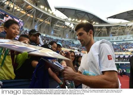 Novak Djokovic of Serbia, front, signs autographs for fans during a training session for the 2015 Shanghai Rolex Masters tennis tournament in Shanghai, China, 17 October 2015. Novak Djokovic gears up for Shanghai Rolex Masters  20151017_49017
