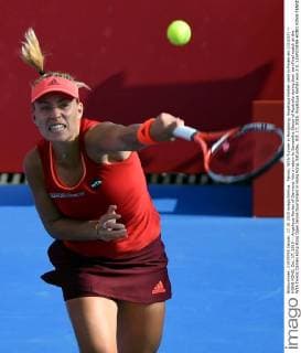 Tennis, WTA-Turnier in Hongkong, Angelique Kerber zieht in Finale ein (151017) -- HONG KONG, Oct. 17, 2015 -- Angelique Kerber of Germany hits a return to Samantha Stosur of Australia during their semifinal match at the WTA Tennis Damen Hong Kong Open tennis tournament in Hong Kong, Saturday, Oct. 17, 2015. Angelique Kerber won 2-0. ) (SP)CHINA-HONG KONG-TENNIS-HONG KONG OPEN-WOMEN S SINGLES(CN) LoxPingxFai 