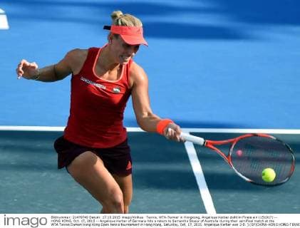 Tennis, WTA-Turnier in Hongkong, Angelique Kerber zieht in Finale ein (151017) -- HONG KONG, Oct. 17, 2015 -- Angelique Kerber of Germany hits a return to Samantha Stosur of Australia during their semifinal match at the WTA Tennis Damen Hong Kong Open tennis tournament in Hong Kong, Saturday, Oct. 17, 2015. Angelique Kerber won 2-0. ) (SP)CHINA-HONG KONG-TENNIS-HONG KONG OPEN-WOMEN S SINGLES(CN) LoxPingxFai 