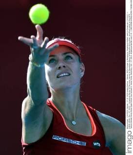 Tennis, WTA-Turnier in Hongkong, Angelique Kerber zieht in Finale ein (151017) -- HONG KONG, Oct. 17, 2015 -- Angelique Kerber of Germany serves to Samantha Stosur of Australia during their semifinal match at the WTA Tennis Damen Hong Kong Open tennis tournament in Hong Kong, Saturday, Oct. 17, 2015. Angelique Kerber won 2-0. ) (SP)CHINA-HONG KONG-TENNIS-HONG KONG OPEN-WOMEN S SINGLES(CN) LoxPingxFai 