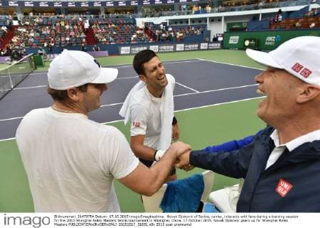 Novak Djokovic of Serbia, center, interacts with fans during a training session for the 2015 Shanghai Rolex Masters tennis tournament in Shanghai, China, 17 October 2015. Novak Djokovic gears up for Shanghai Rolex Masters  20151017_31631