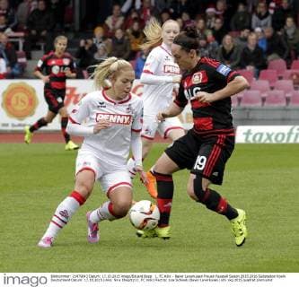 1. FC Köln - Bayer Leverkusen Frauen Fussball Saison 2015 2016 Südstadion Koeln Deutschland Datum: 17.10.2015 Links: Nina Ehegötz (1. FC Köln) Rechts: Lisa Schwab (Bayer Leverkusen)