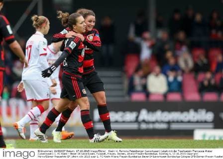 Koeln vl. Ramona Petzelberger (Leverkusen) jubelt mit der Toschuetzin Francesca Weber (Leverkusen) 1. FC Koeln - Bayer 04 Leverkusen, Fussball, Frauen, Damen, Allianz Frauen-Bundesliga, Spieltag 6, 17.10.2015 Copyright: Hornx Eibner-Pressefoto EP_bhorn