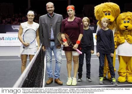 TENNIS - WTA Tennis Damen Generali Ladies 2015 LINZ,AUSTRIA,17.OCT.15 - TENNIS - WTA Tour, Generali Ladies. Image shows Kirsten Flipkens (BEL), Gerold Hackl and Anastasia Pavlyuchenkova (RUS). GEPAxpictures xMatthiasxHauer