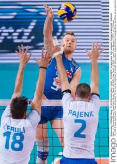 17.10.2015, Armeec Arena, Sofia Volleyball, Europameisterschaft, Halbfinale, Italien vs. Slowenien Block Doppelblock Klemen Cebulj ( 18 SLO), Alen Pajenk ( 2 SLO) - Angriff Ivan Zaytsev ( 9 ITA)